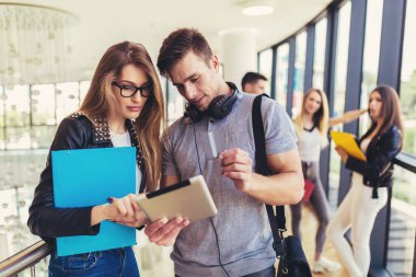 İki öğrenci kullanarak onlar bir üniversitede dijital tablet.