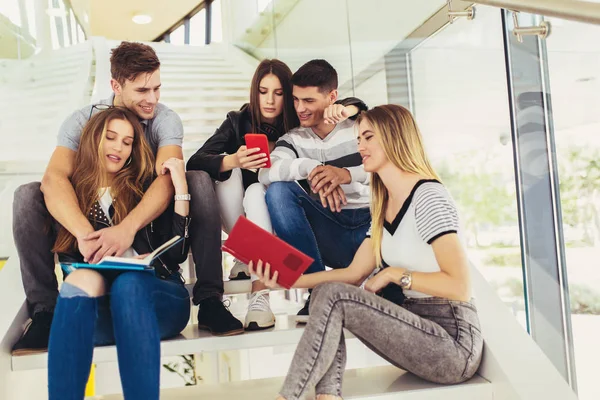 College life.Students are studying in library. Young people are — Stock Photo, Image