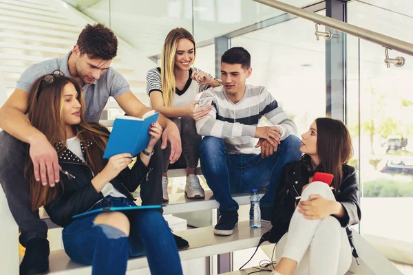 College leven. Studenten studeren in de bibliotheek. Jonge mensen zijn — Stockfoto