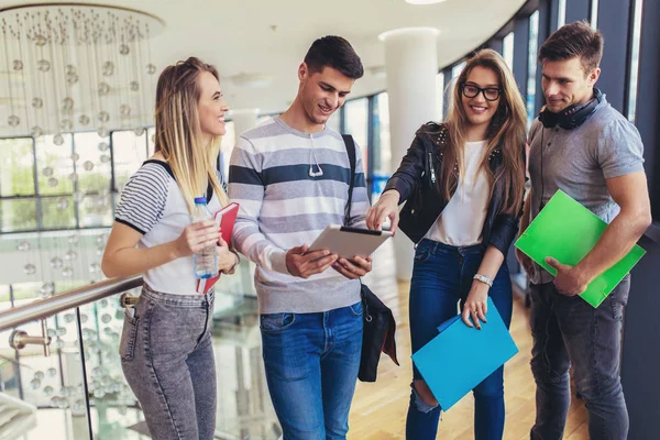 Groep jongeren studeren samen aan de Universiteit — Stockfoto