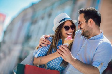 Tarihi sahip ve alışveriş sonra dondurma yemek mutlu çift