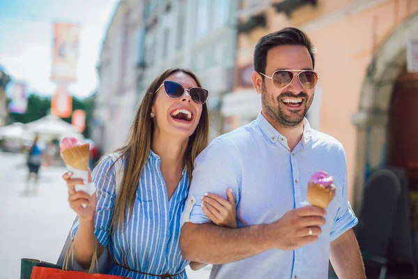 Glückliches Paar beim Date und Eis essen nach dem Einkauf — Stockfoto