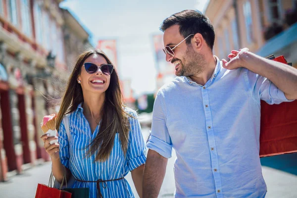 Glückliches Paar beim Date und Eis essen nach dem Einkauf — Stockfoto