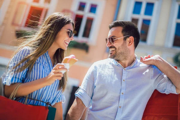 Glückliches Paar beim Date und Eis essen nach dem Einkauf — Stockfoto