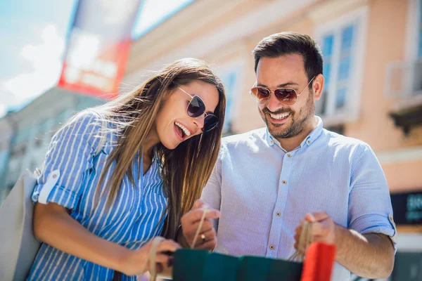 Schönes junges Paar genießt beim Einkaufen, hat Spaß im c — Stockfoto