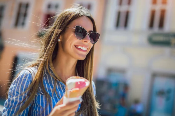 Fille heureuse appréciant la crème glacée en plein air — Photo