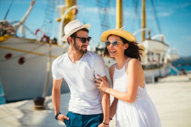 Genç güzel turistik çift se yaz tatil keyfini