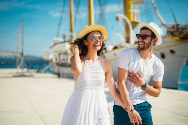 Genç güzel turistik çift se yaz tatil keyfini