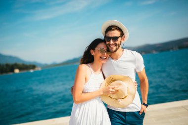 Genç güzel turistik çift se yaz tatil keyfini