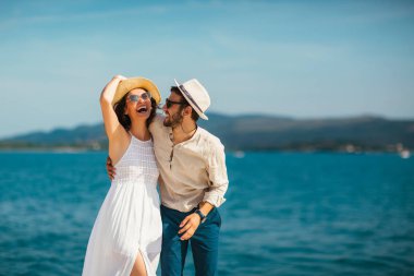 Genç güzel turistik çift se yaz tatil keyfini