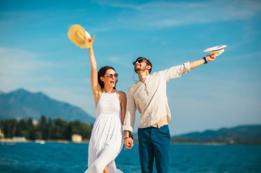 Genç güzel turistik çift se yaz tatil keyfini