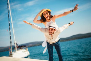 Genç güzel turistik çift se yaz tatil keyfini