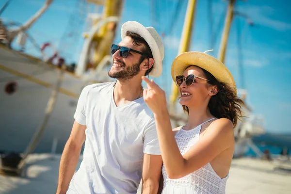 Jonge mooie toeristische paar genieten van zomervakantie op de se — Stockfoto