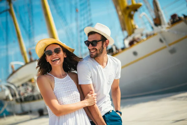 Joven hermosa pareja de turistas disfrutando de vacaciones de verano en el se — Foto de Stock