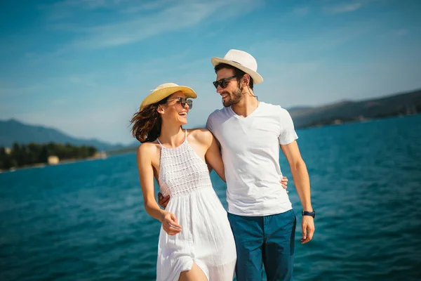 Jovem belo casal turístico desfrutando de férias de verão na se — Fotografia de Stock