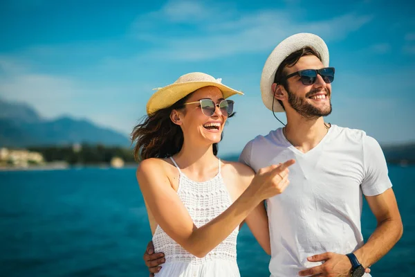 Jovem belo casal turístico desfrutando de férias de verão na se — Fotografia de Stock