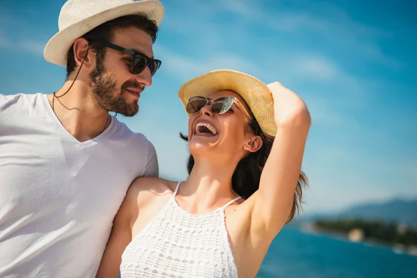 Jovem belo casal turístico desfrutando de férias de verão na se — Fotografia de Stock