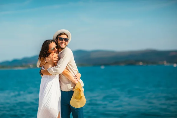 Jonge mooie toeristische paar genieten van zomervakantie op de se — Stockfoto