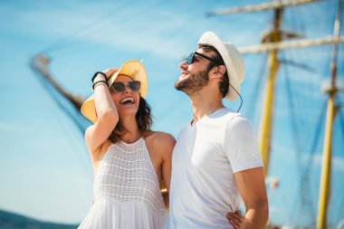 Genç güzel turistik çift se yaz tatil keyfini