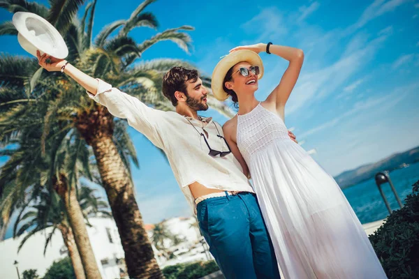 Joven hermosa pareja de turistas disfrutando de vacaciones de verano en el se — Foto de Stock