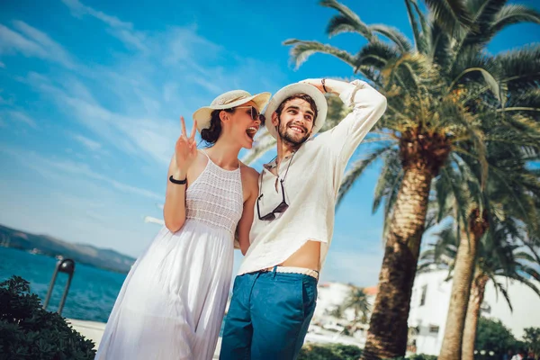 Jonge mooie toeristische paar genieten van zomervakantie op de se — Stockfoto