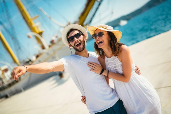 Jeune beau couple touristique profitant des vacances d'été sur le se — Photo