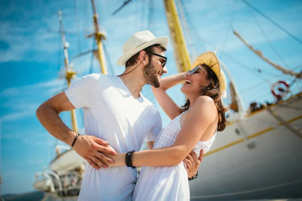 Junges schönes Touristenpaar genießt Sommerurlaub auf der Insel — Stockfoto