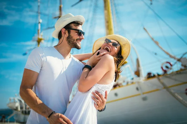 Jovem belo casal turístico desfrutando de férias de verão na se — Fotografia de Stock