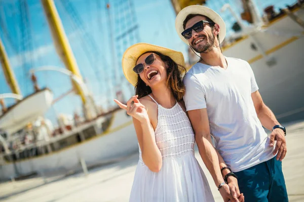 Jonge mooie toeristische paar genieten van zomervakantie op de se — Stockfoto