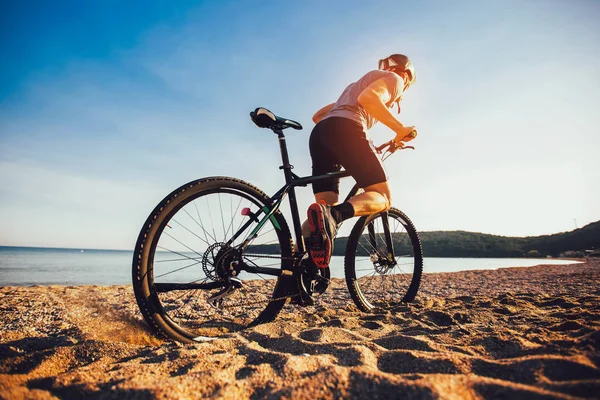 Człowiek jeździć na rowerze górskim na plaży. Sport i aktywny konce życia — Zdjęcie stockowe