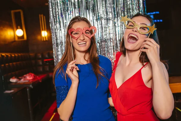 Девушки празднуют Новый год в ночном клубе. Группа женского пола — стоковое фото