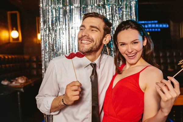 Casal jovem romântico se divertindo no clube noturno. Homem e mulher — Fotografia de Stock