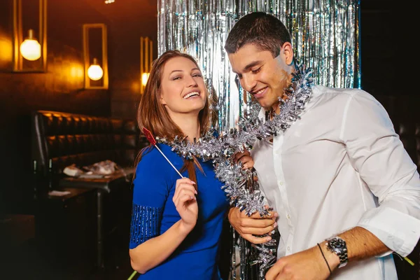 Casal jovem romântico se divertindo no clube noturno. Homem e mulher — Fotografia de Stock