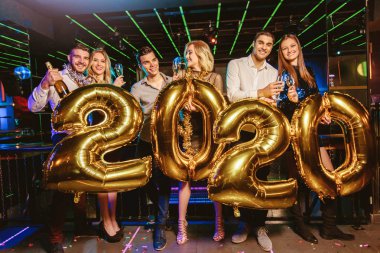 Kulüpteki arkadaşlarla yeni yıl partisi kutlaması.