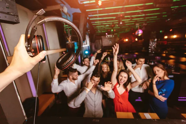Молодые счастливые люди танцуют в клубе. Ночная жизнь и дискотека — стоковое фото