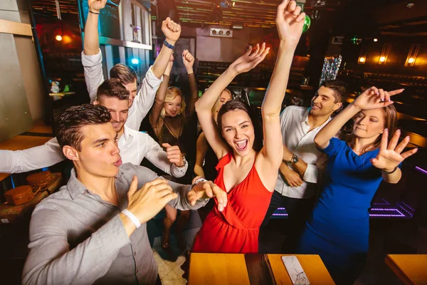 I giovani felici ballano in discoteca. Vita notturna e discoteca conc — Foto Stock