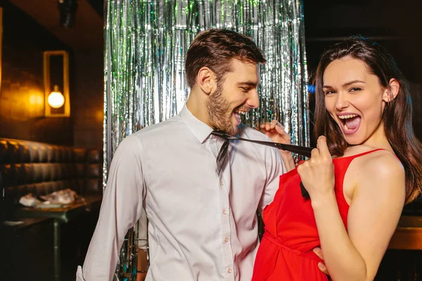 Casal jovem romântico se divertindo no clube noturno. Homem e mulher — Fotografia de Stock