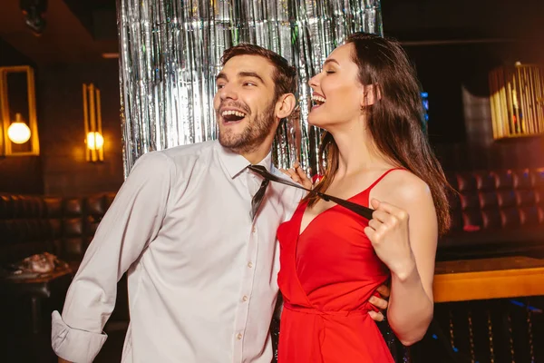 Romantisches junges Paar, das Spaß im Nachtclub hat. Mann und Frau — Stockfoto
