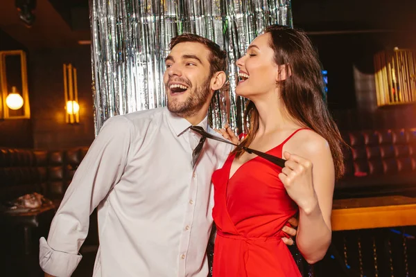 Casal jovem romântico se divertindo no clube noturno. Homem e mulher — Fotografia de Stock