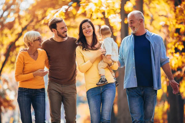 Mehrgenerationenfamilie im Herbstpark hat Spaß — Stockfoto