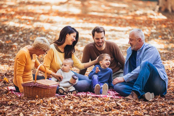 Multl generacji rodziny w jesienny park zabawy — Zdjęcie stockowe
