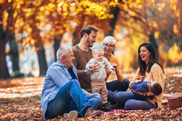 Mehrgenerationenfamilie im Herbstpark hat Spaß — Stockfoto