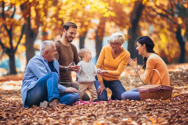 Mehrgenerationenfamilie im Herbstpark hat Spaß — Stockfoto