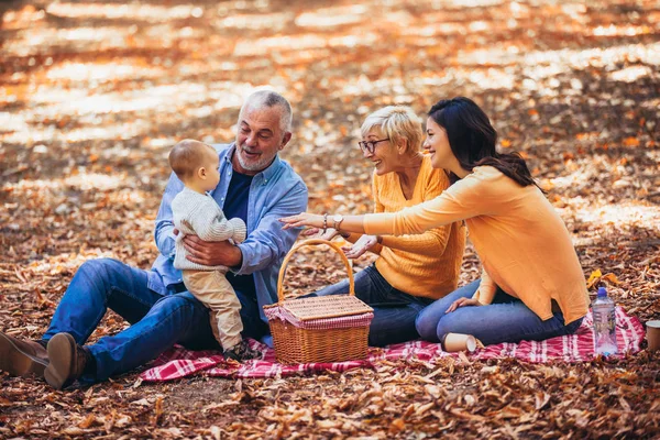 Famiglia Multl generazione nel parco autunnale divertirsi — Foto Stock