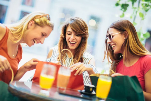 Drei junge Frauen nach einem Einkauf in einem Café — Stockfoto