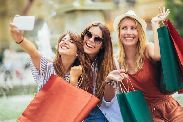 3 人の女性が一緒にショッピングと selfie の写真を作る — ストック写真