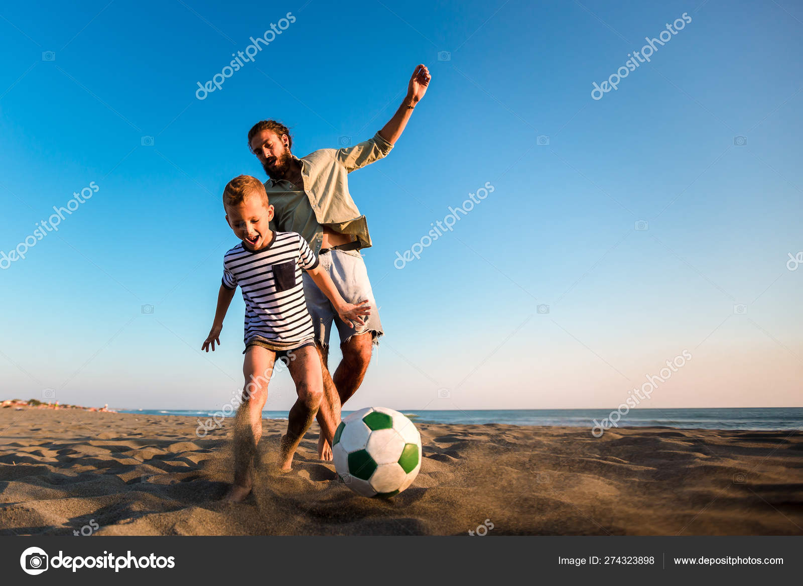 Счастливые Отец И Сын Играют В Футбол Или Футбол На Пляже, Имея.