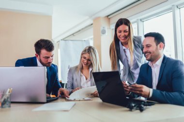 Ofis u iş projesi üzerinde çalışan yaratıcı iş insanları