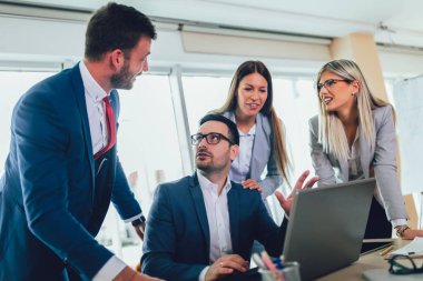 Ofis u iş projesi üzerinde çalışan yaratıcı iş insanları