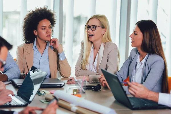 Gruppen av unga affärsmän som arbetar tillsammans i kreativa — Stockfoto